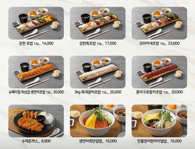컵과 수저가 들어 있는 테이블 옆 서랍