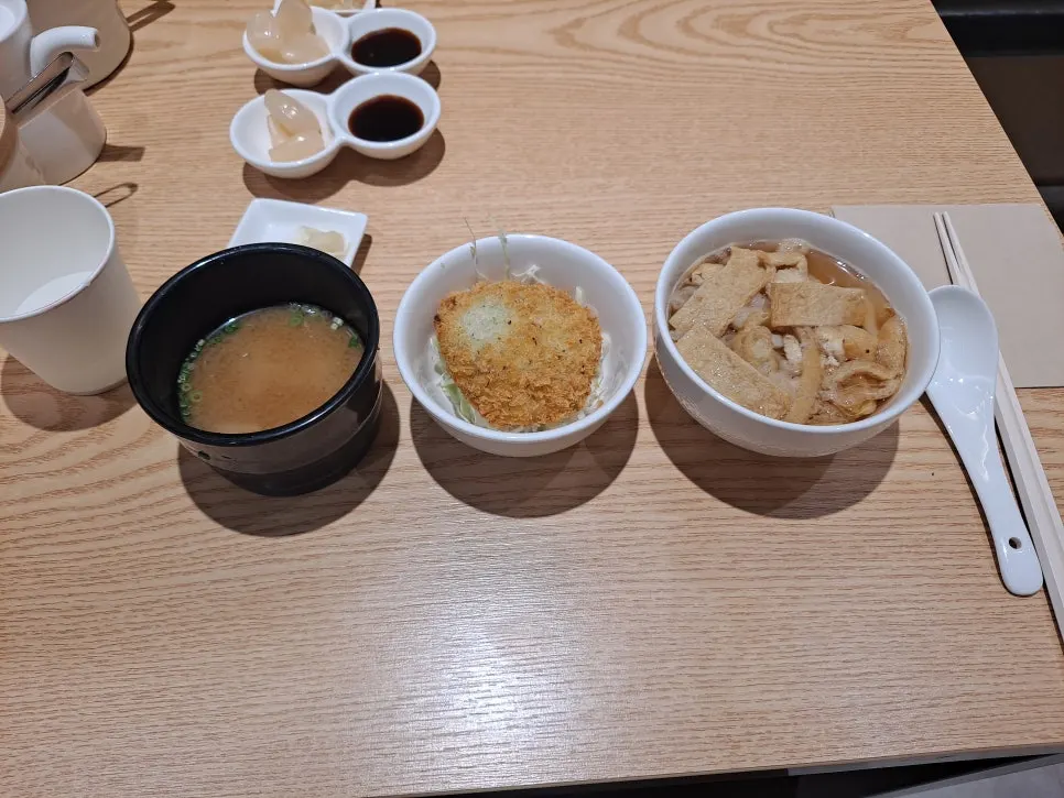 식사 준비를 마친 2인 테이블