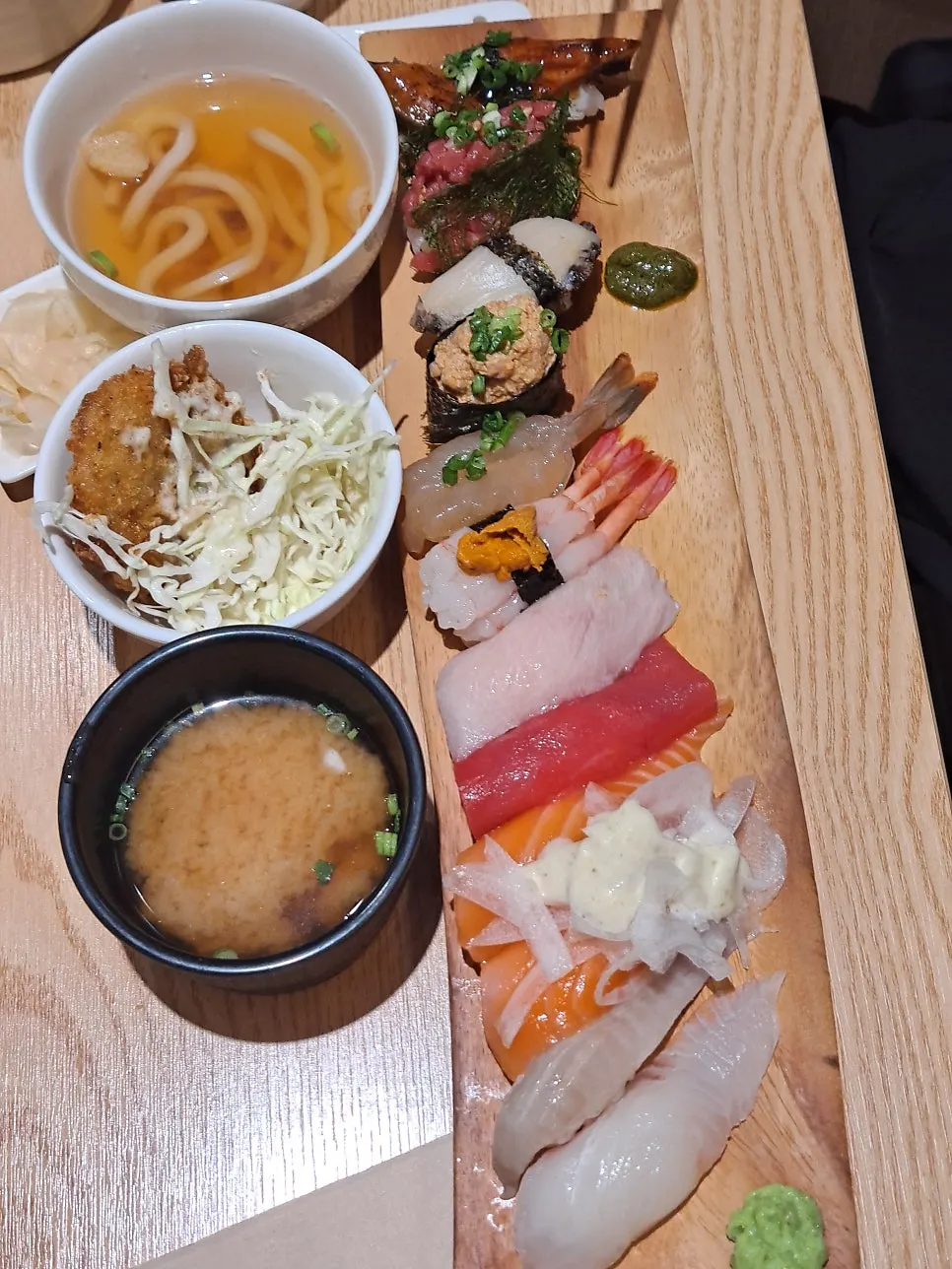 일렬로 놓인 오마카세초밥 12P