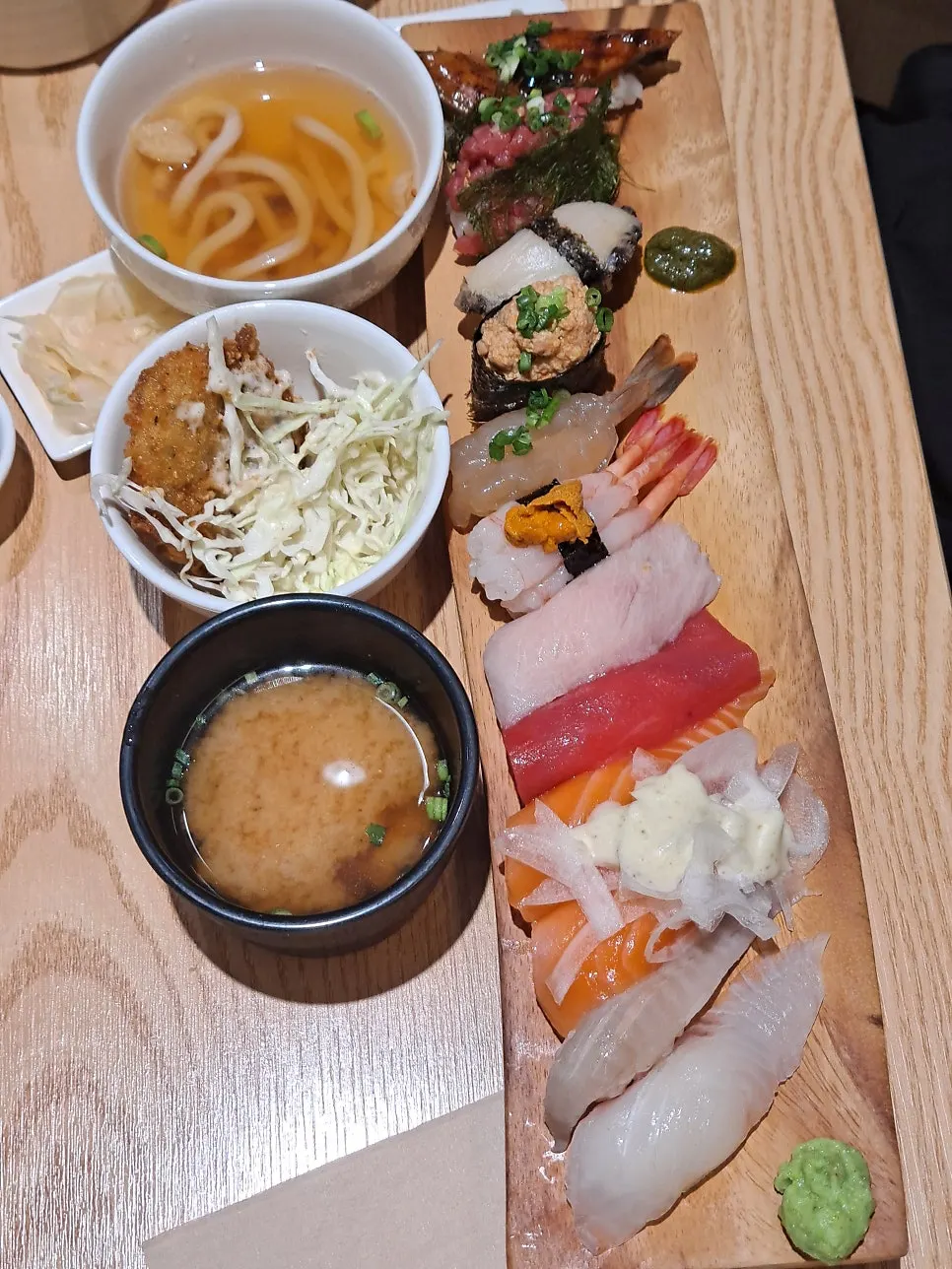 두툼한 네타의 오마카세초밥 접시