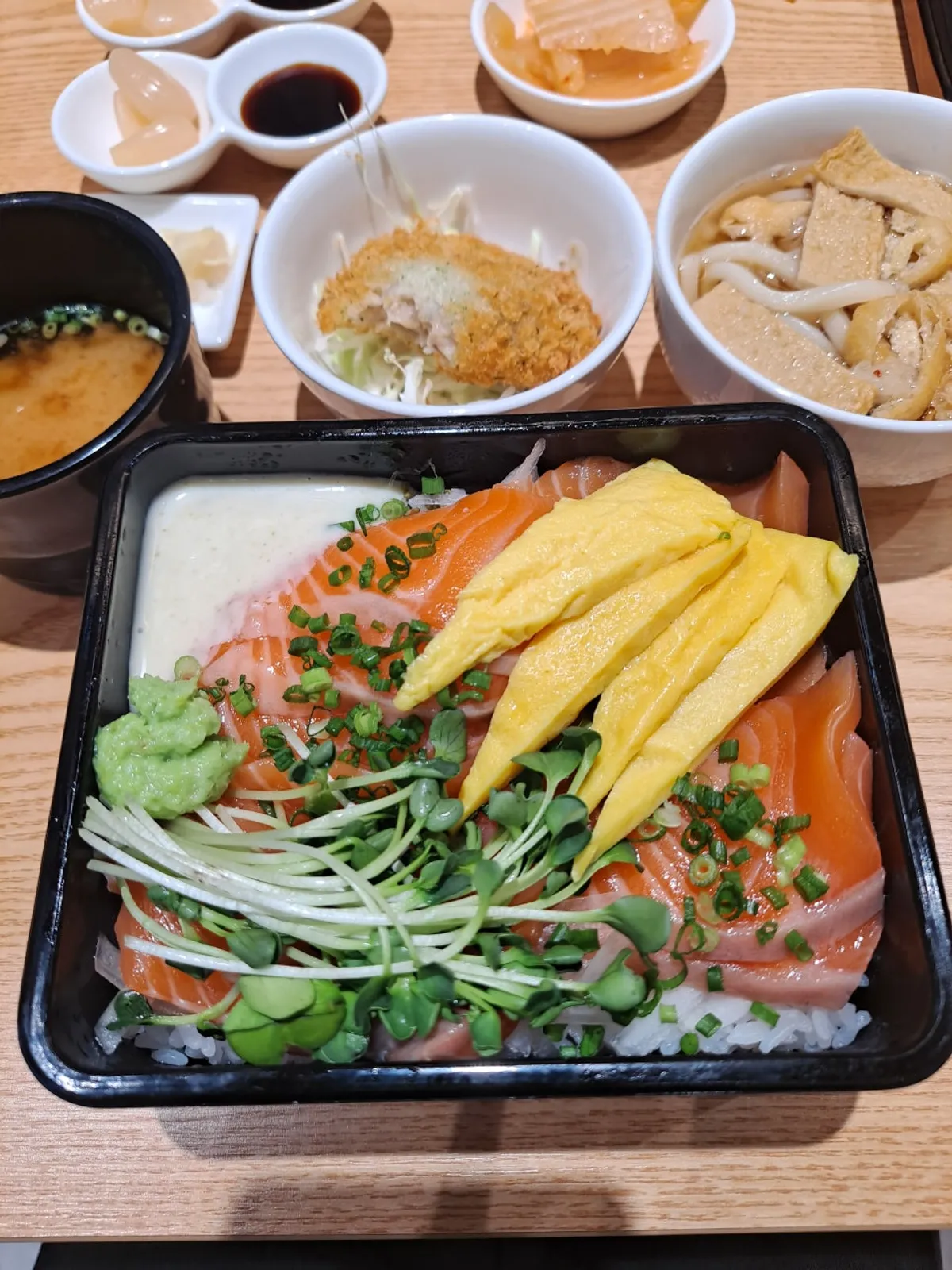 도시락에 담겨 나온 생연어폭탄덮밥