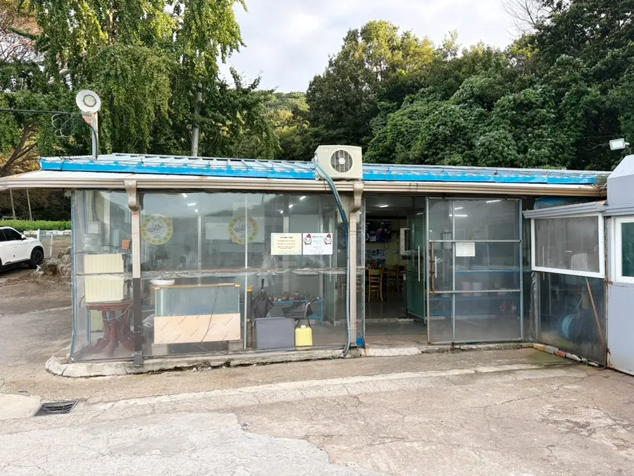 The old-school local restaurant-style exterior of Deok Ori Jumulleok Ganghwa Main Branch