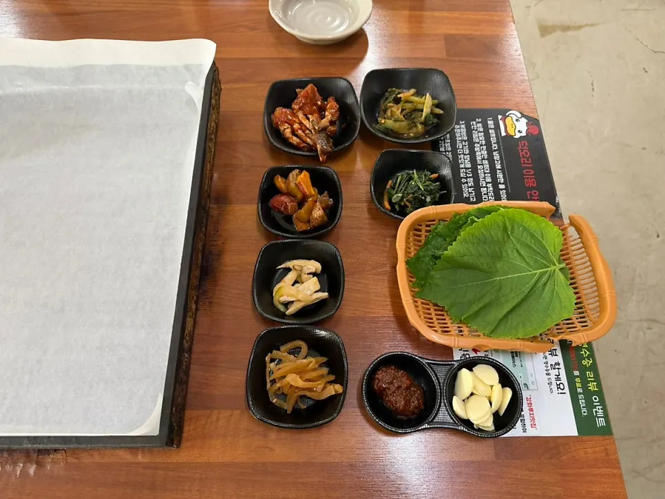 고기 숙성과 예약 안내가 붙은 매장 입구