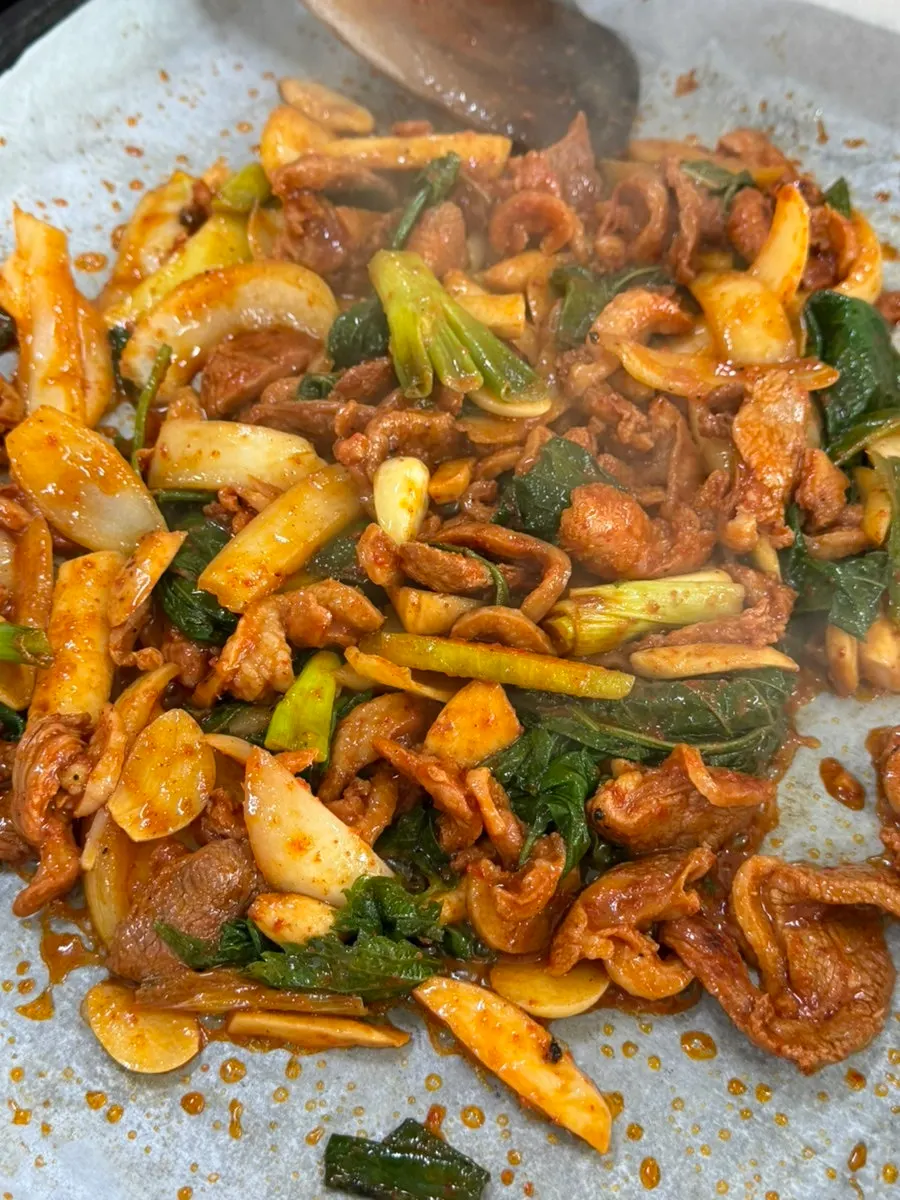깻잎을 올려 볶는 오리주물럭