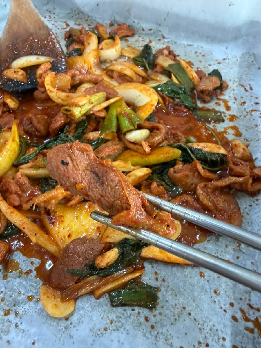 채소와 어우러진 오리주물럭 한 접시