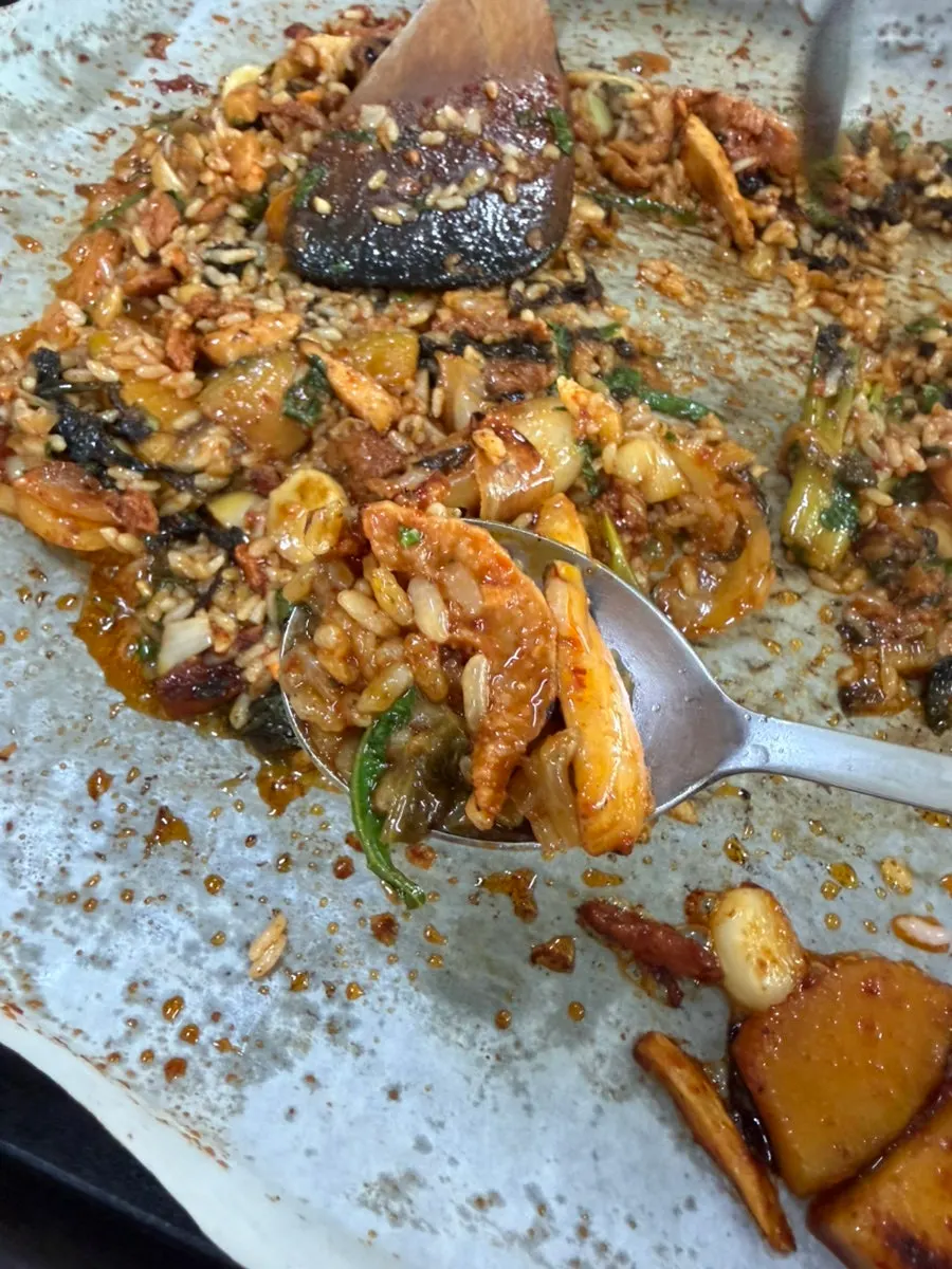 불판에 넓게 편 오리 볶음밥