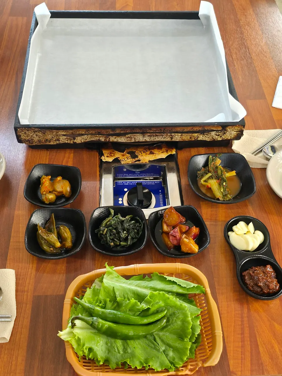 한상 차려진 덕오리주물럭 밑반찬