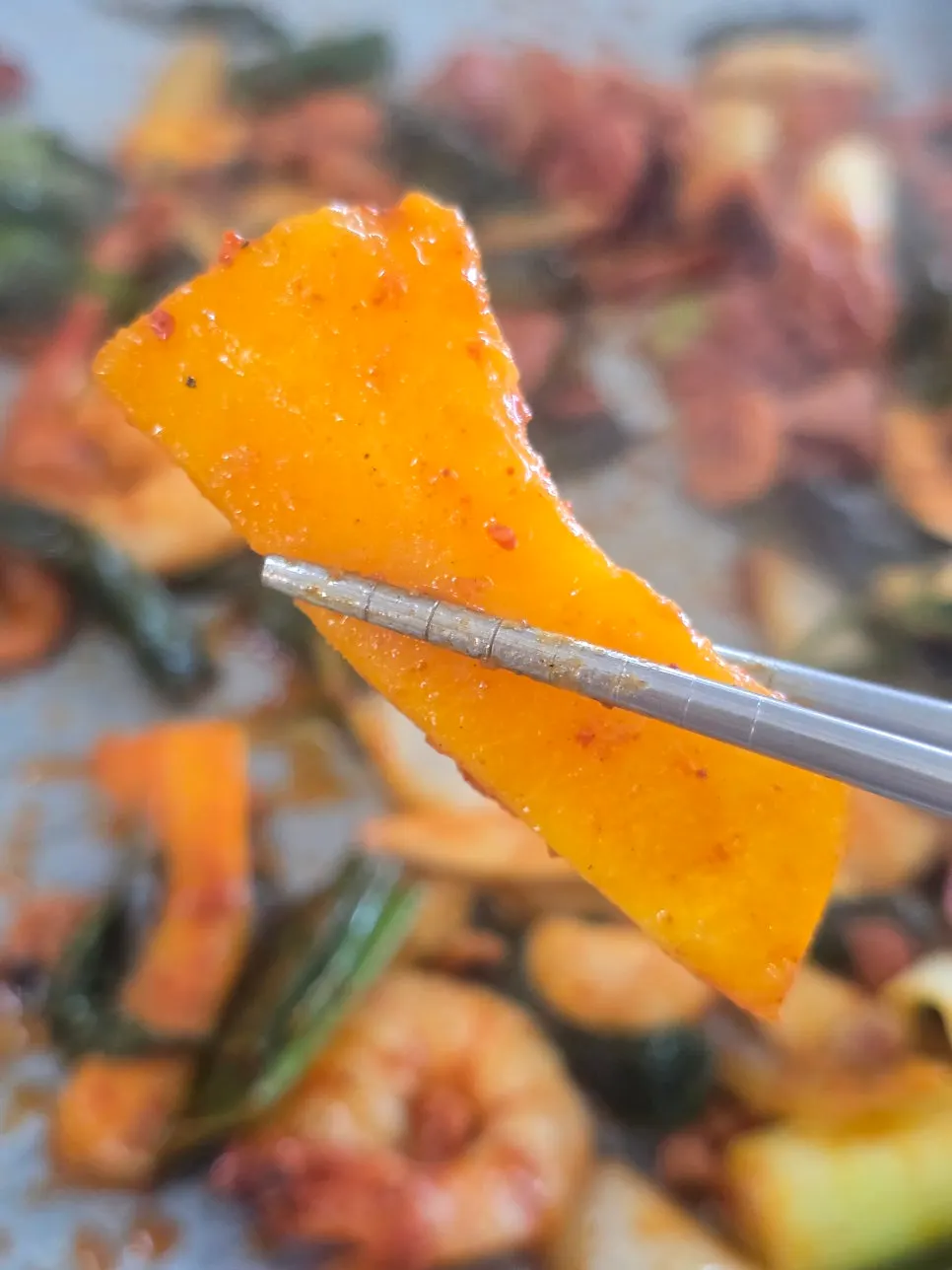 쌈에 올린 오리고기 한 점