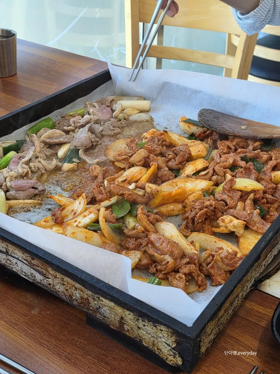 불판 위 오리주물럭
