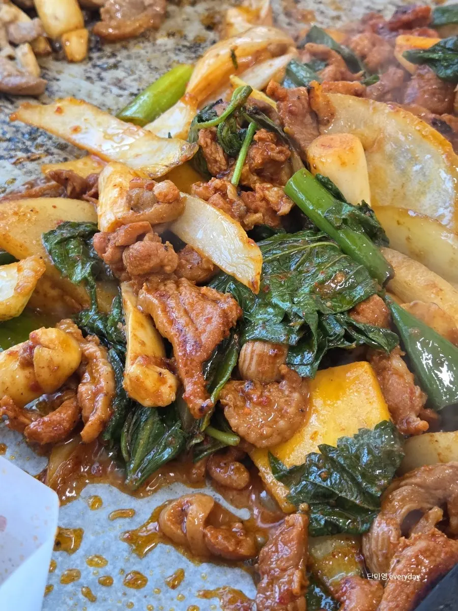 깻잎을 올린 오리주물럭