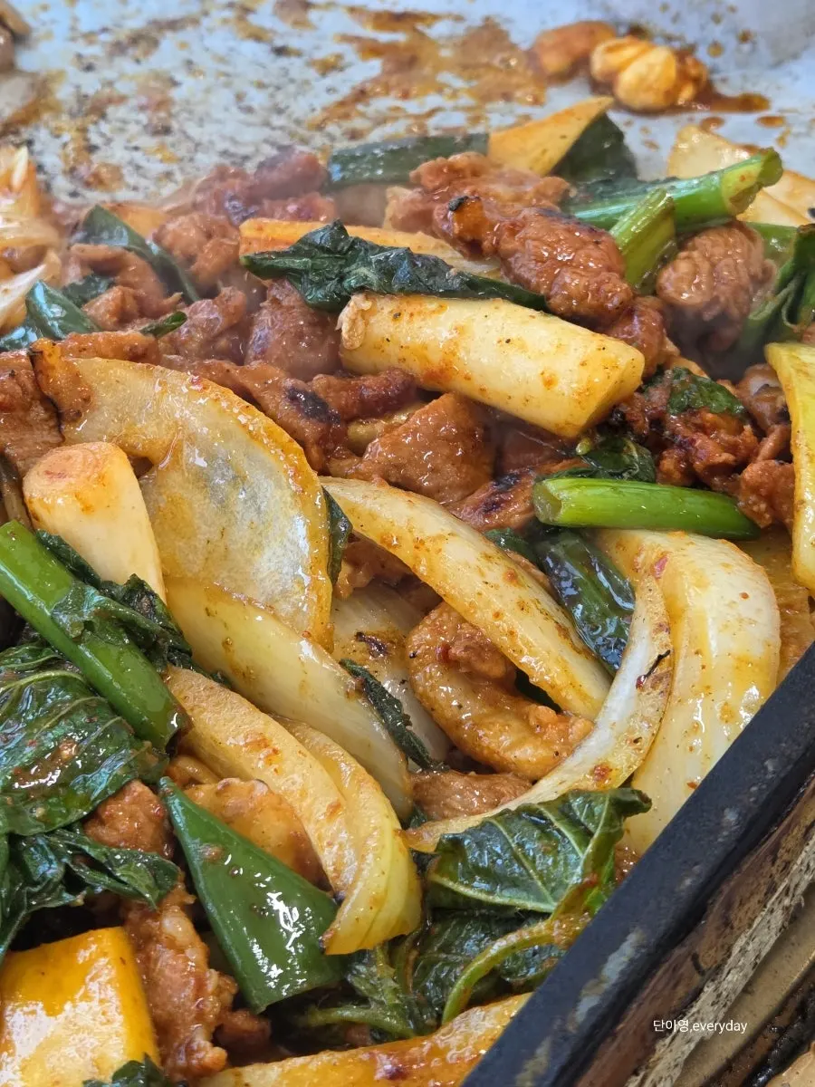 양념이 밴 오리주물럭