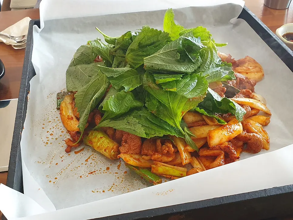 오리주물럭 밑반찬과 쌈 채소