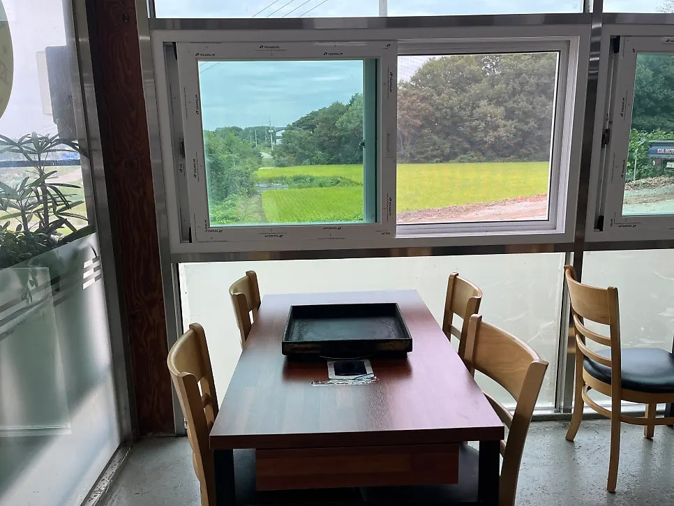 Interior space at Deok Ori Jumulleok Ganghwa Main Branch
