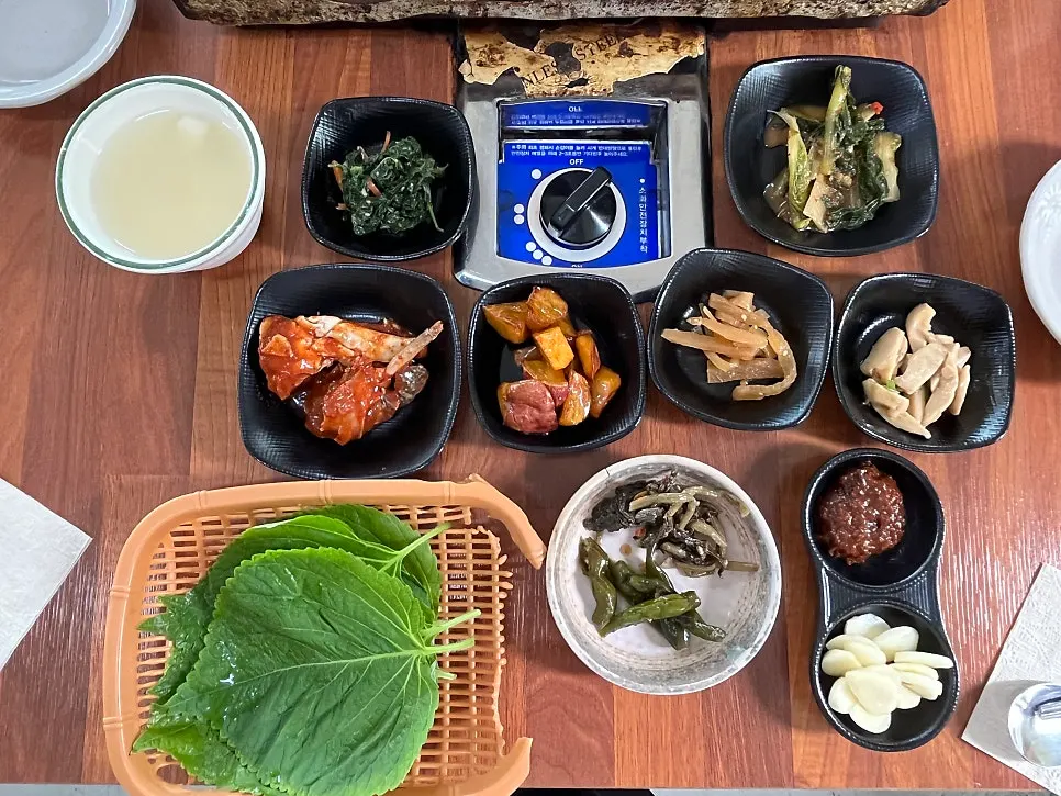 Banchan served with duck jumulleok