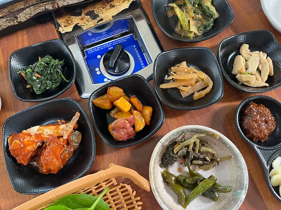 Candied sweet potatoes and seasoned raw crab banchan
