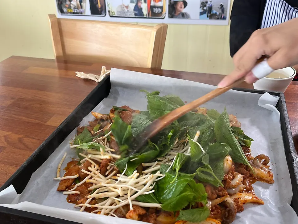 Webfoot octopus and samchae duck jumulleok on one grill pan