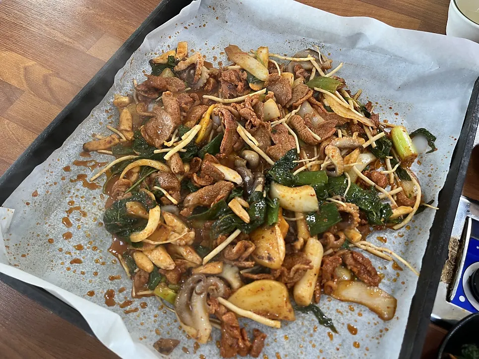 Duck topped with samchae roots and vegetables