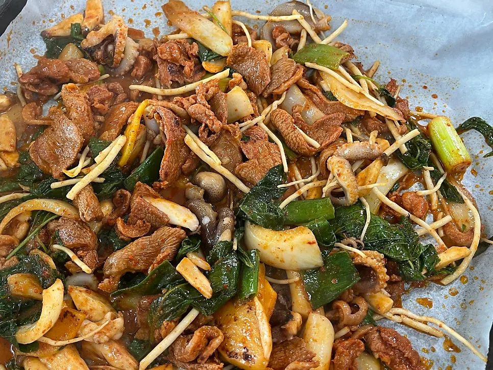 Charcoal-scented duck jumulleok with samchae