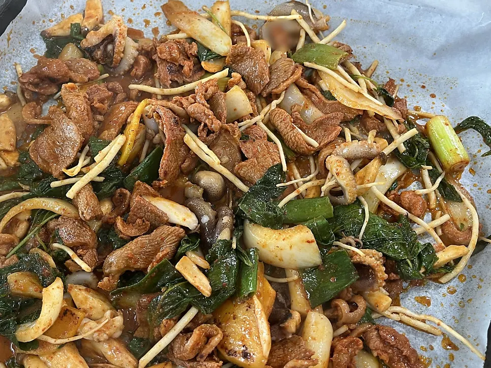 Charcoal-scented duck jumulleok with samchae