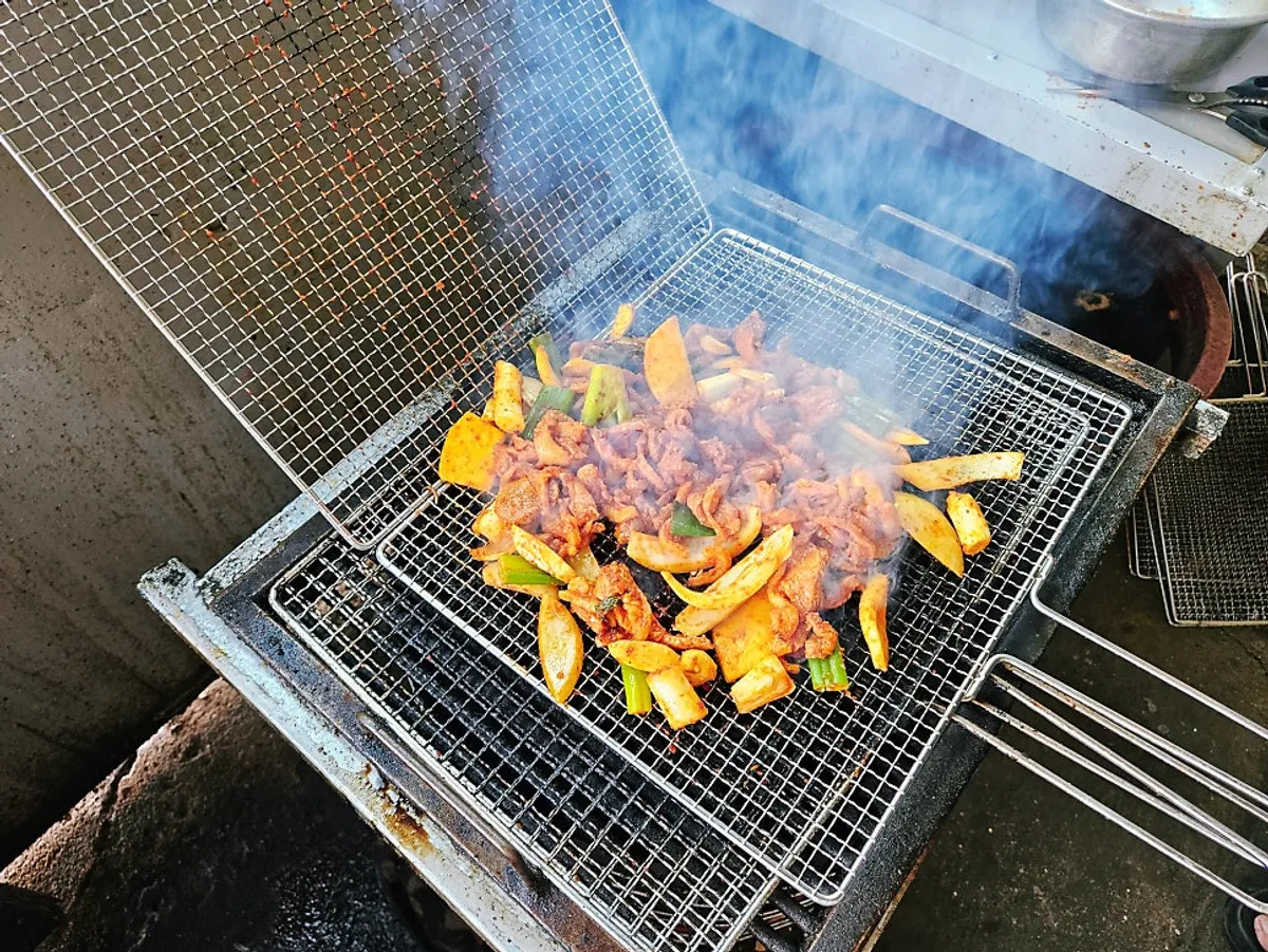 Charcoal-par-grilled duck jumulleok