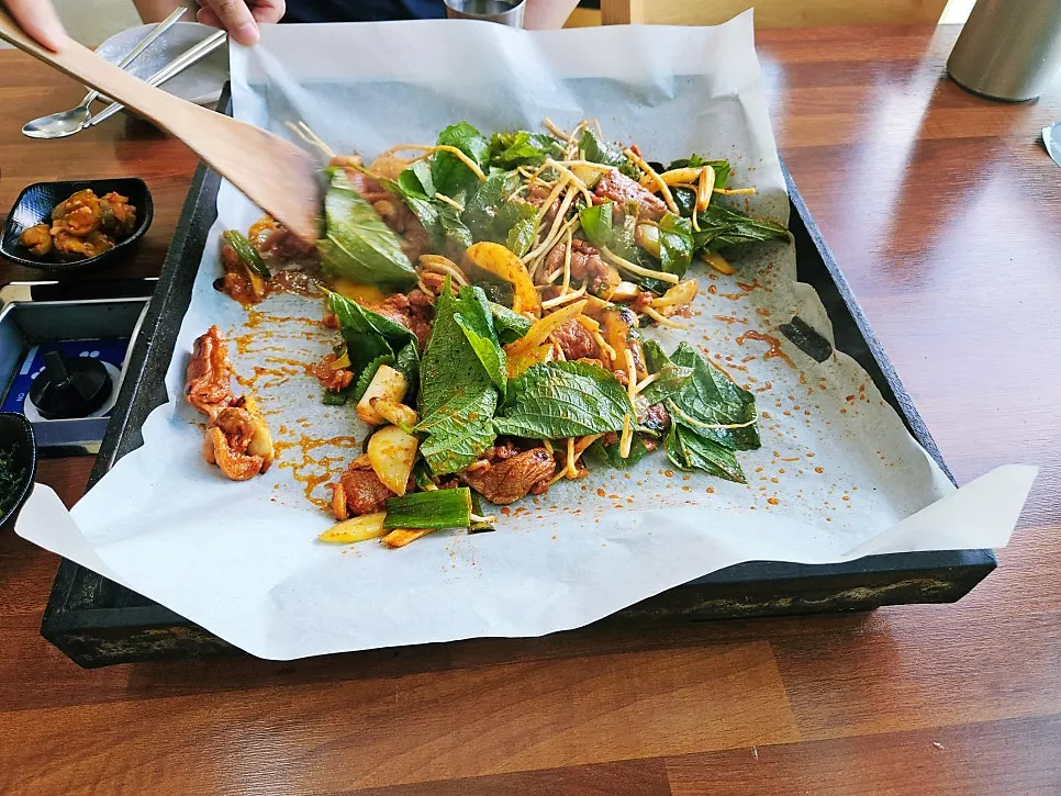 Samchae on top of duck jumulleok