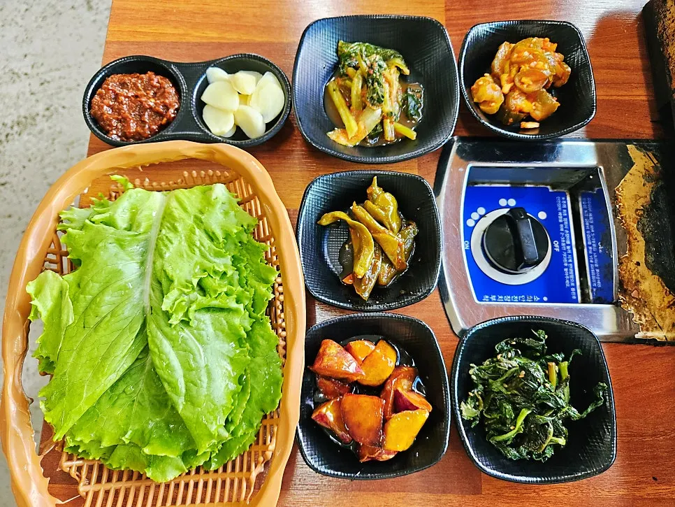 A full table of side dishes served with duck jumulleok