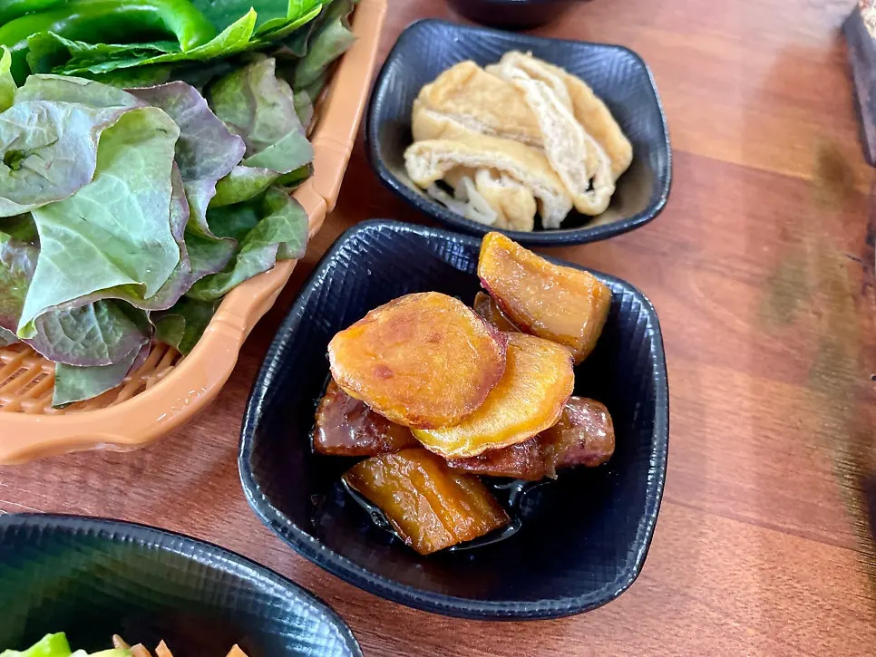 테이블에 차려진 기본 반찬