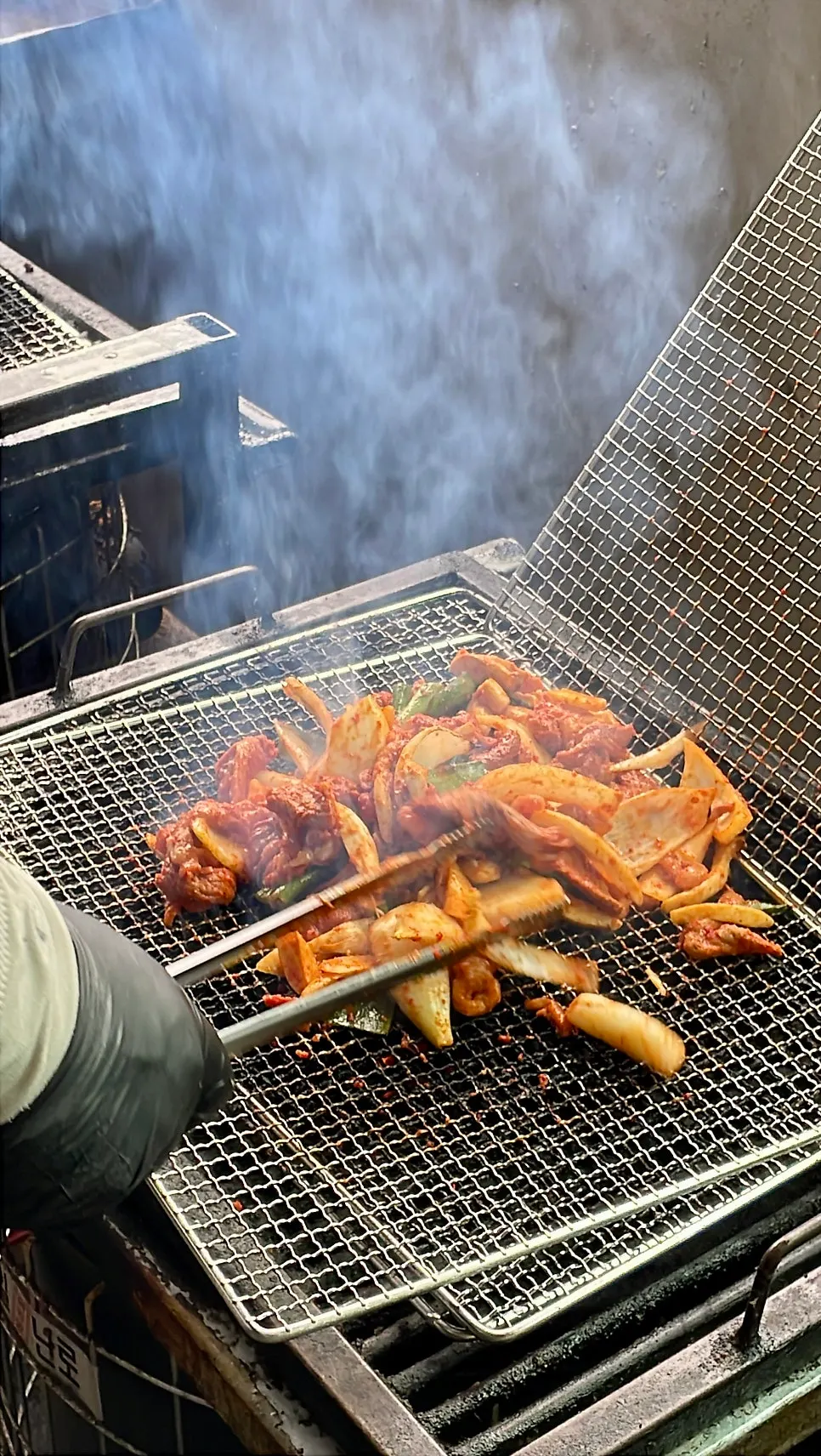 연탄으로 초벌한 오리주물럭 한 접시