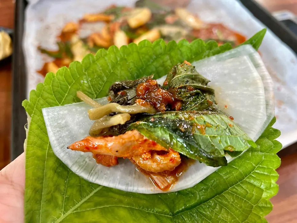 깻잎에 쌈무와 채소를 올린 쌈