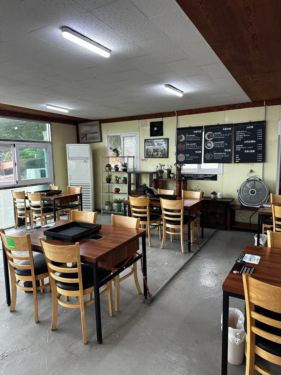 Interior and seating at Deok Ori Jumulleok Ganghwa Main Branch