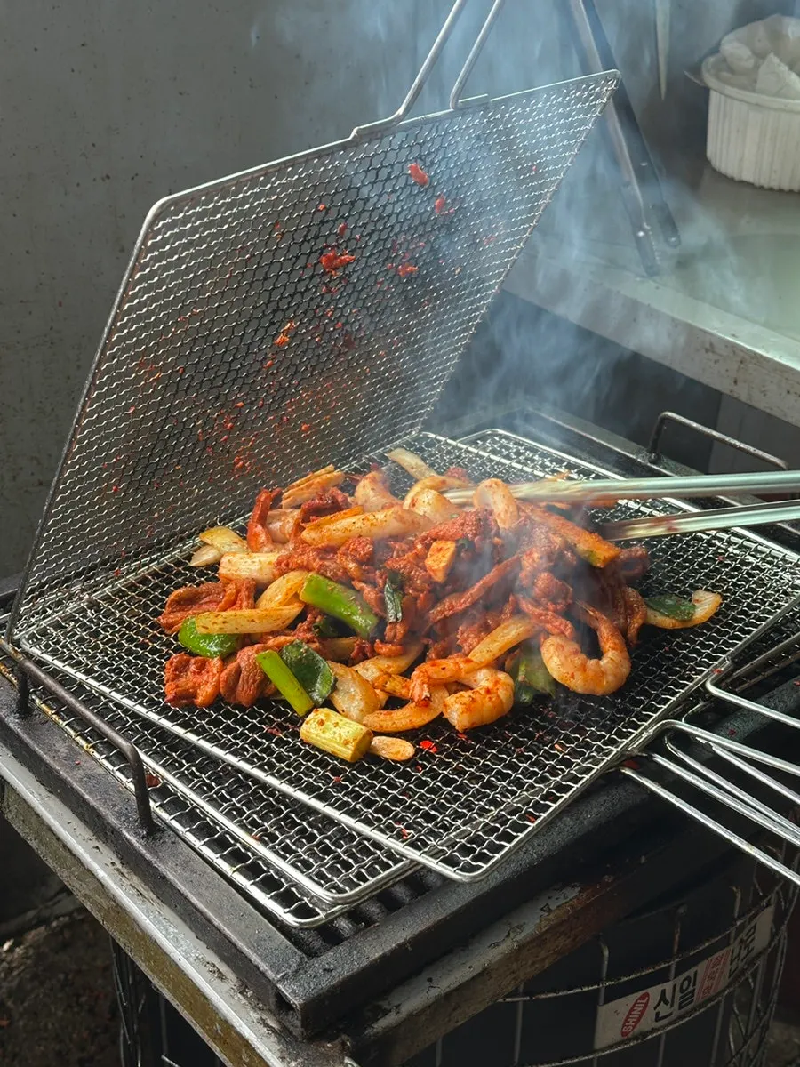 Vertical shot of the pre-grilled duck jumulleok