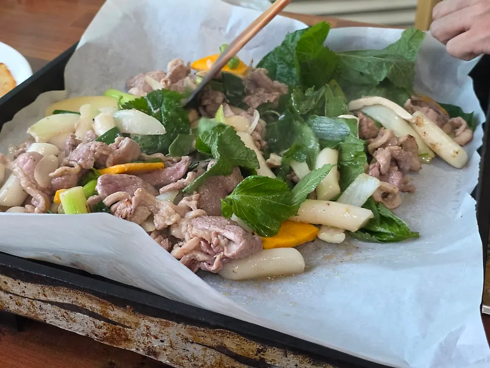 깻잎을 올린 초벌 오리로스