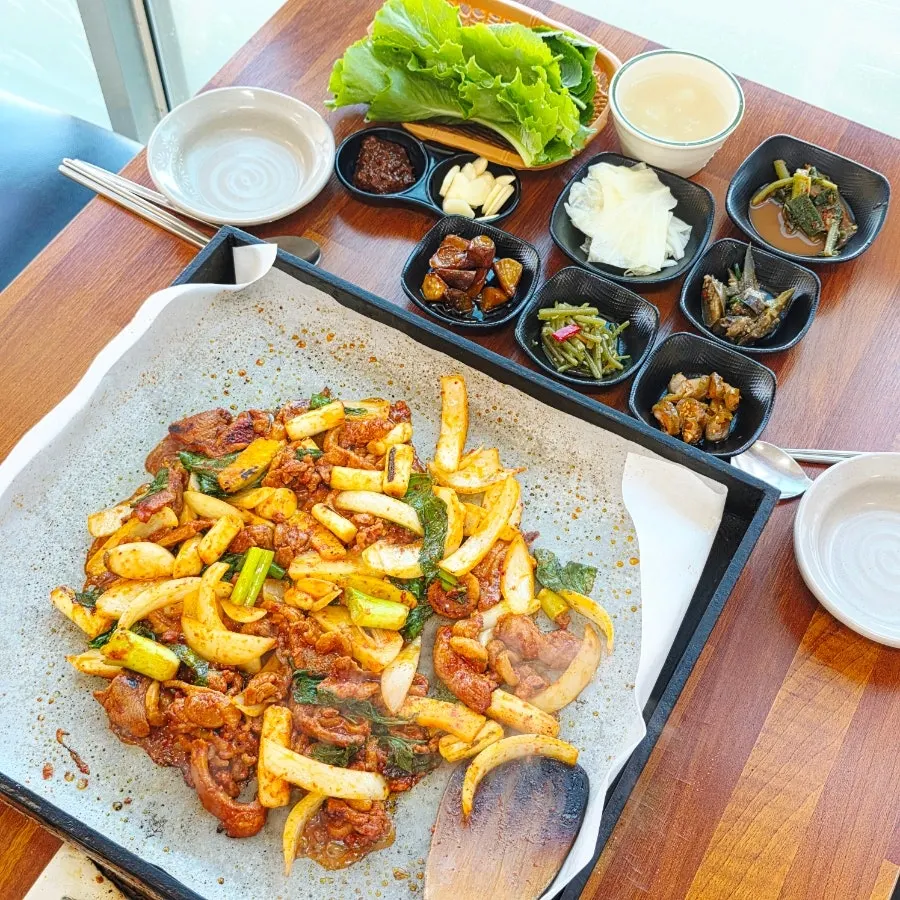 Close-up of duck jumulleok pre-grilled over an open flame