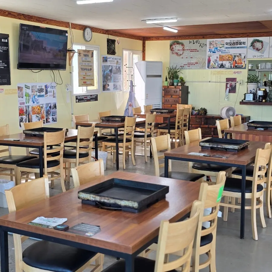 Table seating inside the duck jumulleok restaurant