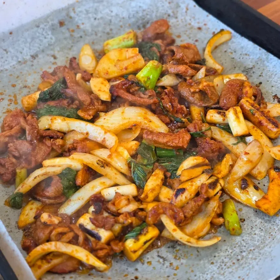 Table view of duck jumulleok shared between two people