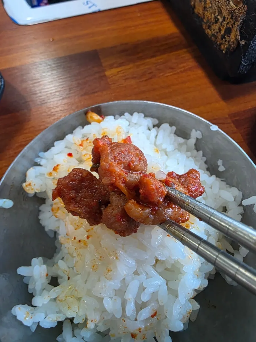 양념이 배어든 새우와 오리고기