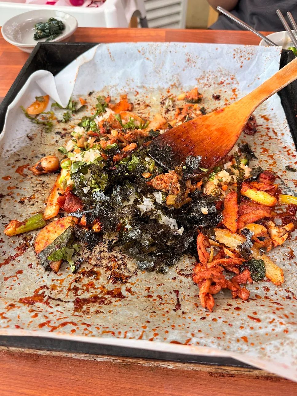남은 양념에 깻잎과 김가루를 넣은 볶음밥