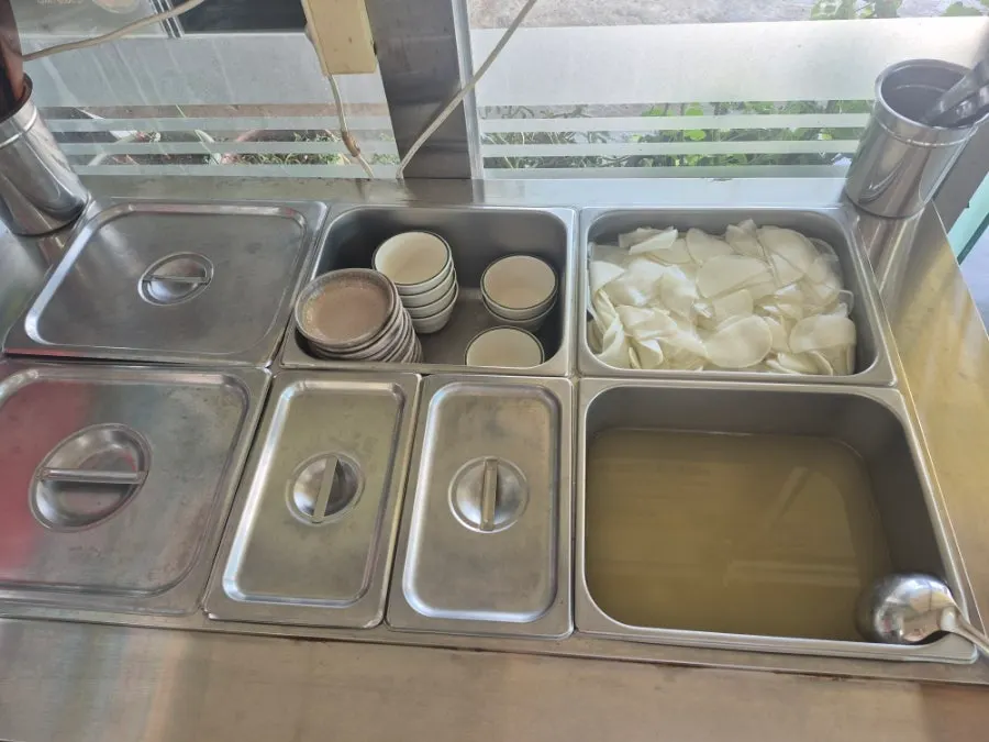 맛탕이 포함된 기본 반찬 한 상