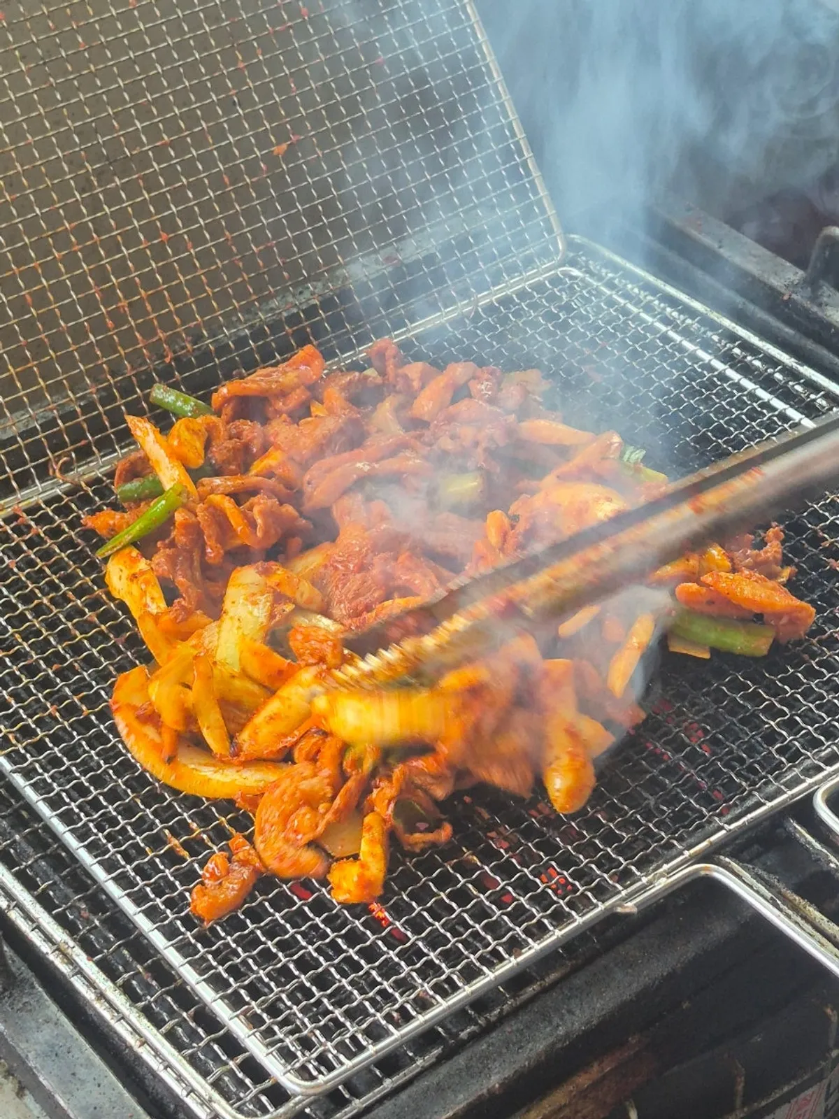 삼채오리주물럭과 냉면이 놓인 테이블