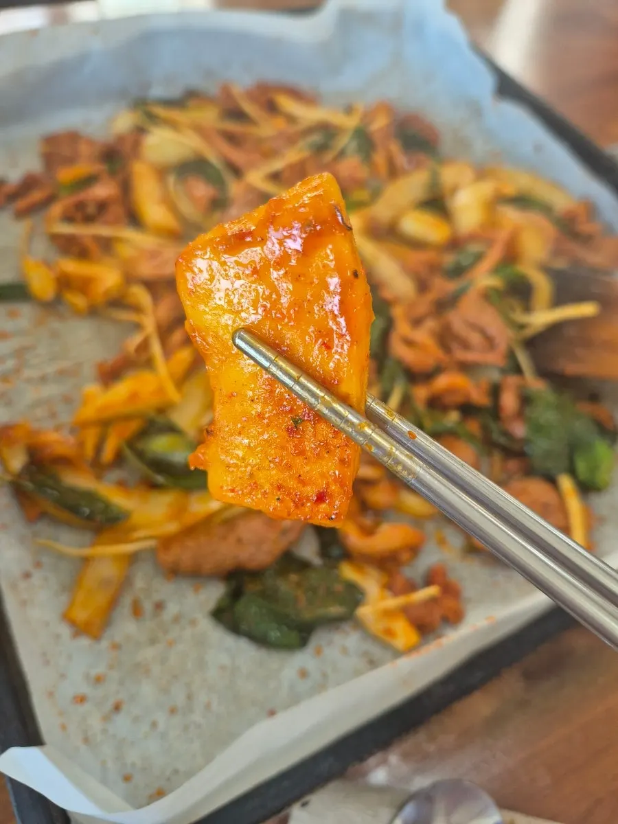 깻잎에 싸 먹는 오리주물럭 한 점