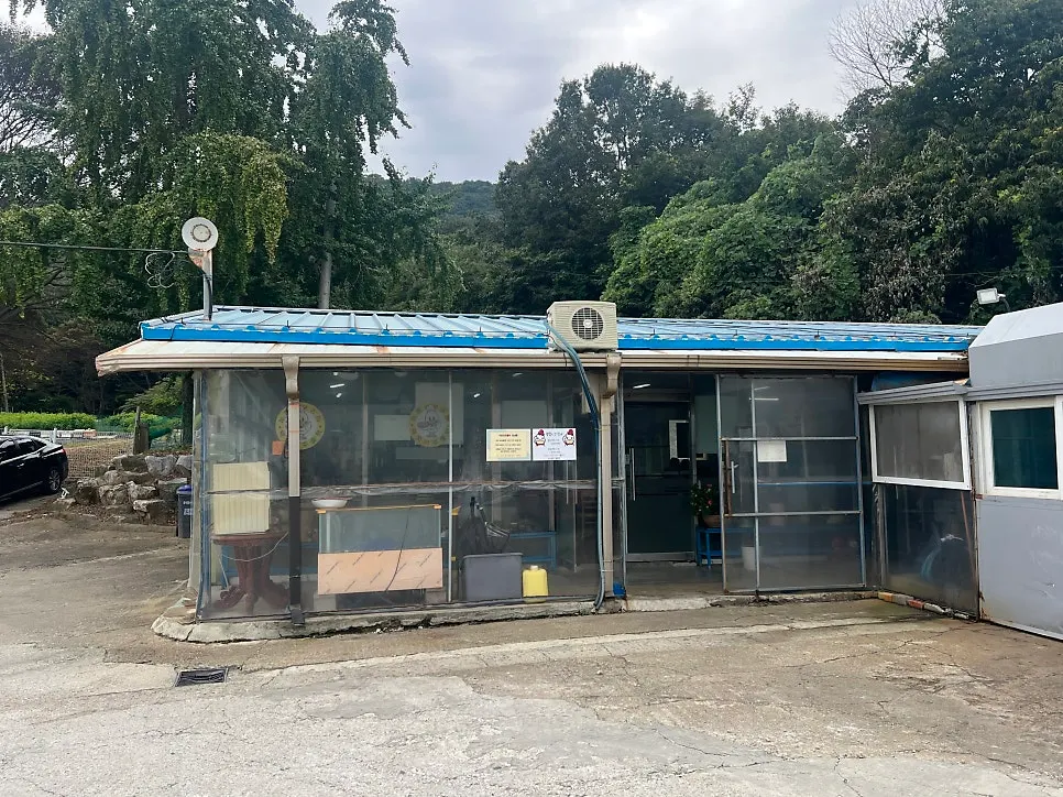 Duck restaurant building and entrance on Manisan-ro