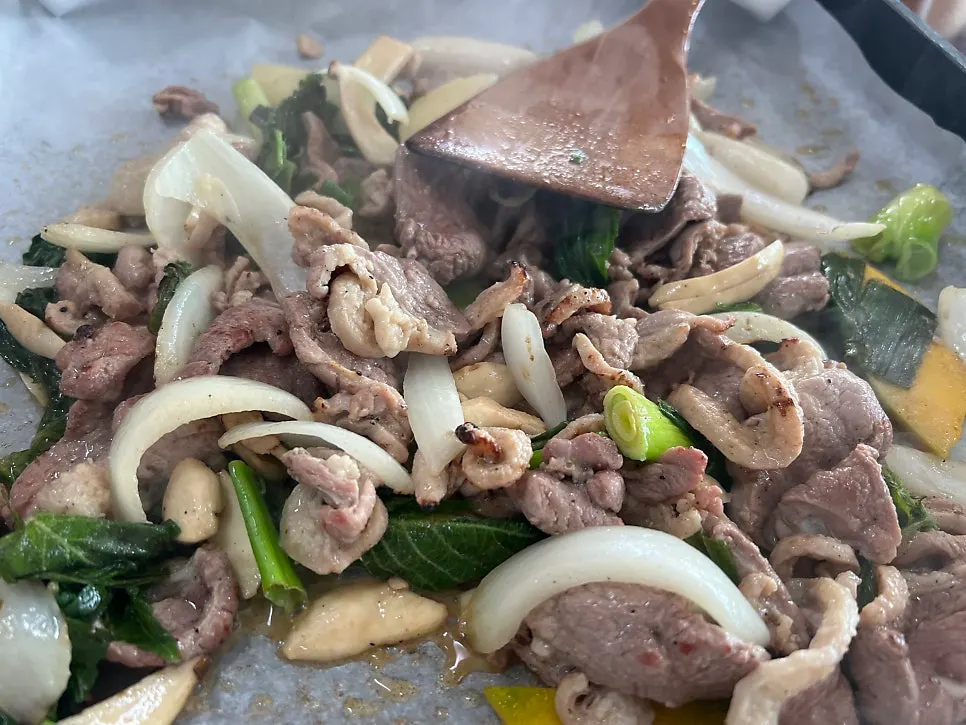 Duck roast grilling together with perilla leaves