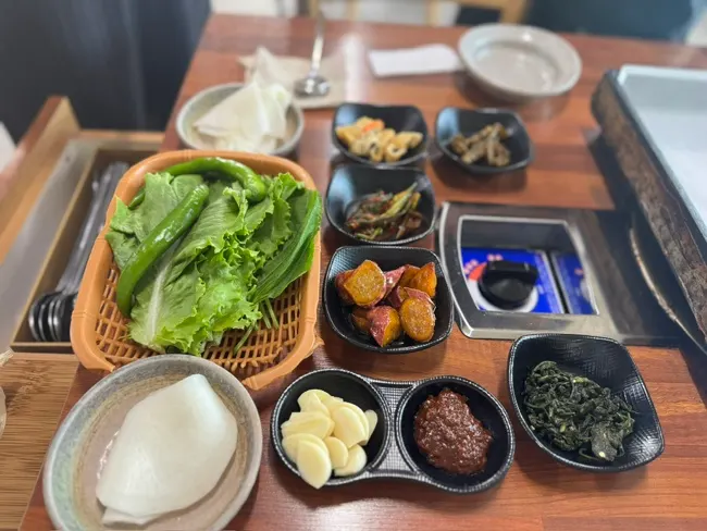 직접 기른 신선한 쌈채소 한 접시