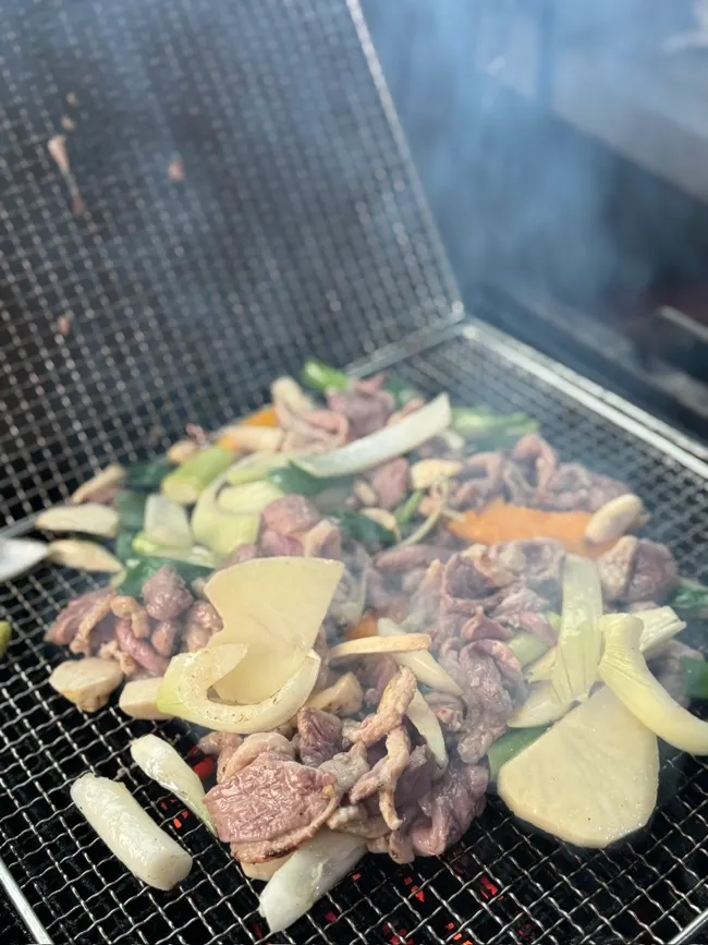 연탄불에 오리고기 초벌하는 모습