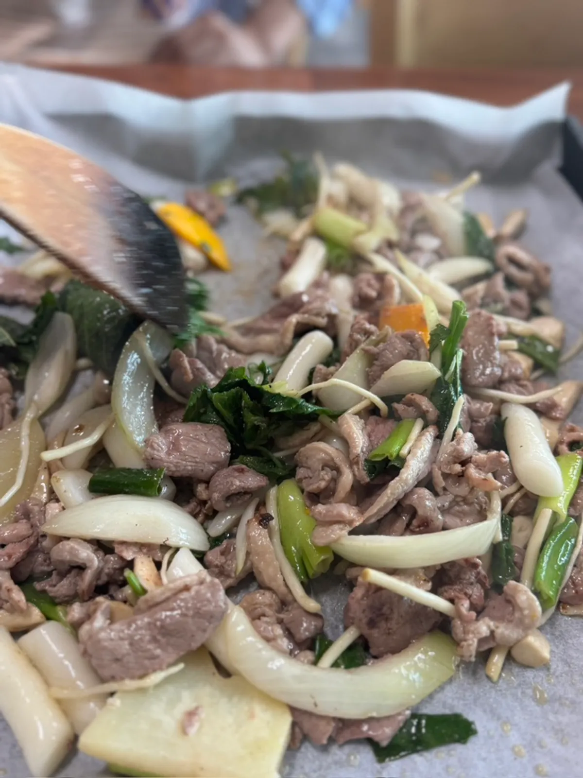 깻잎과 떡을 넣어 볶은 삼채오리로스
