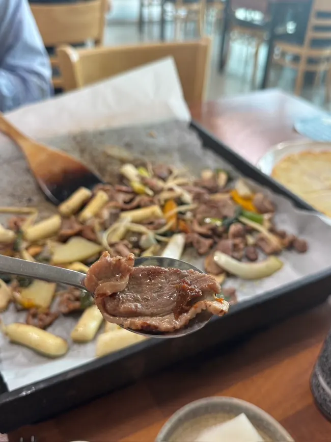 직접 담근 쌈장에 찍은 오리고기 쌈