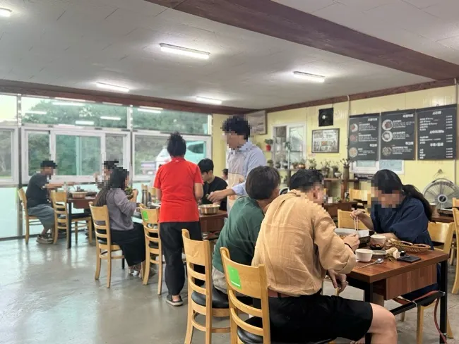 손님으로 찬 매장 홀 풍경