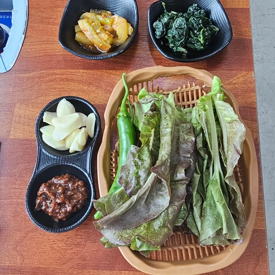 Table setting with the ordered shrimp-duck jumulleok for two