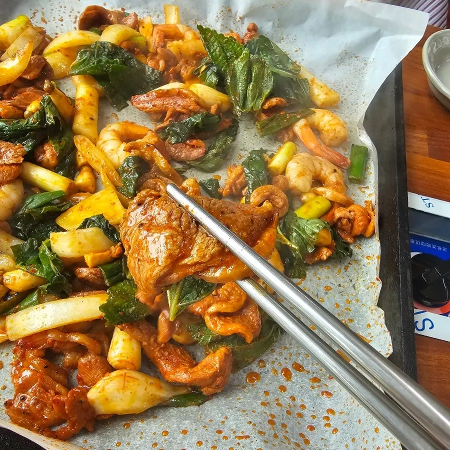 Shrimp-duck jumulleok mixed with sauce and fully cooked