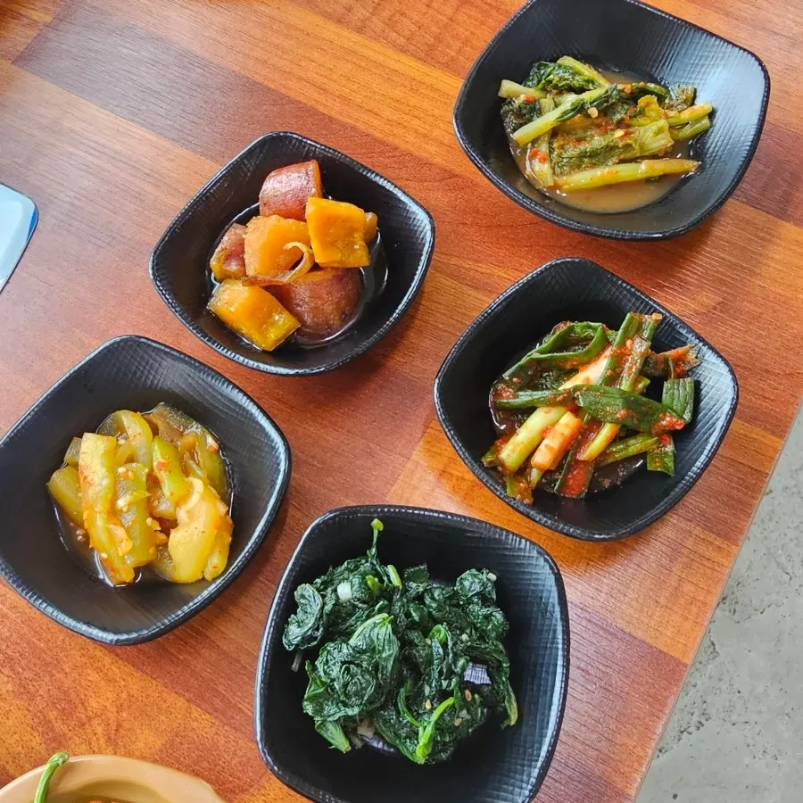 Side dishes served with the shrimp-duck jumulleok